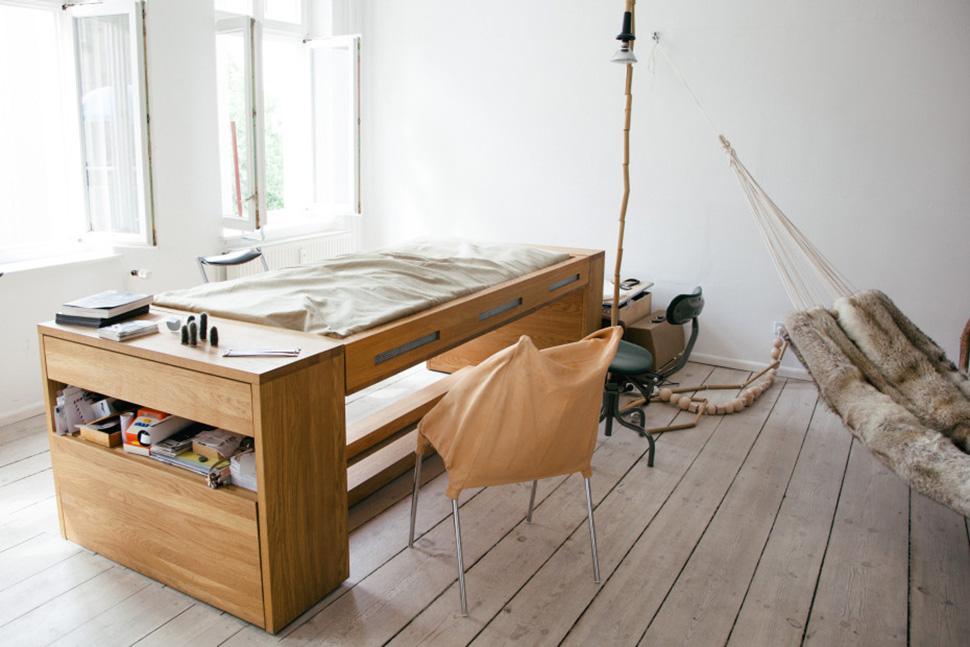 Деревянный стол-кровать The Workbed с выдвинутым спальным местом и стулом