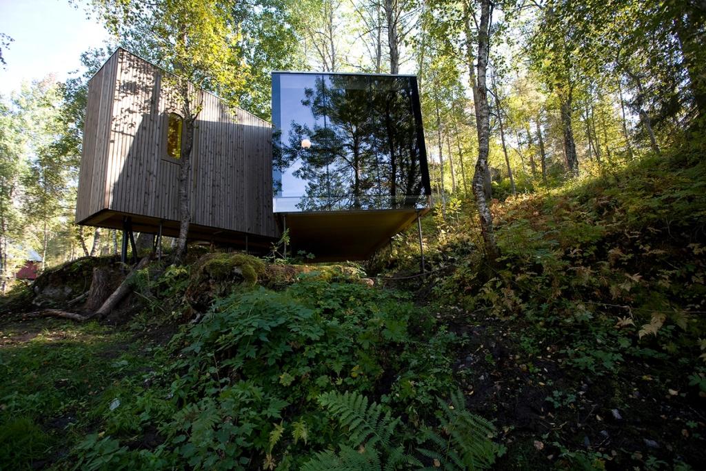 Домики Juvet Landscape Hotel на сваях со стеклянными фасадами среди осеннего леса