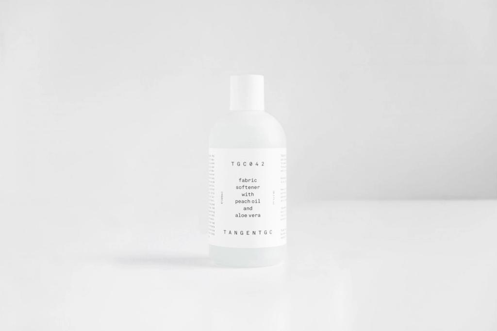 Матовая бутылка кондиционера для белья Tangent GC на белом фоне