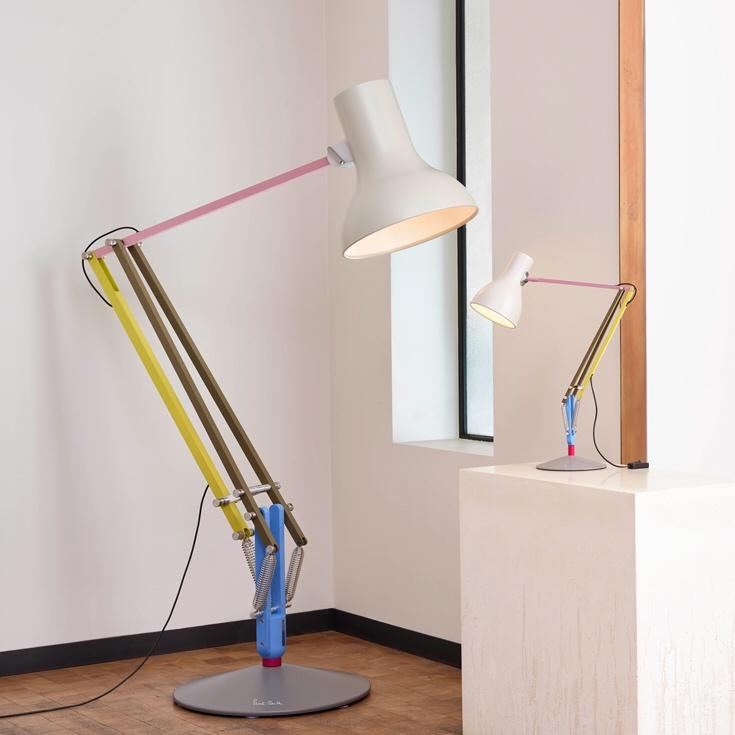 Гигантская и настольная лампы Anglepoise Paul Smith в интерьере с белыми стенами