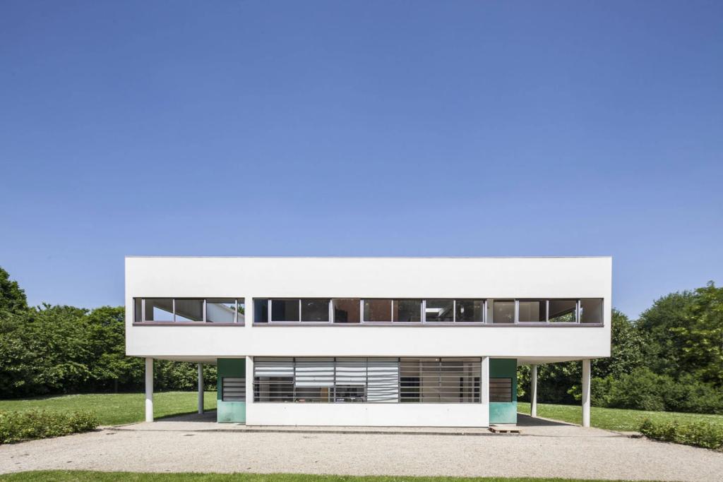 Villa Savoye in Poissy, a white volume on slender pilotis