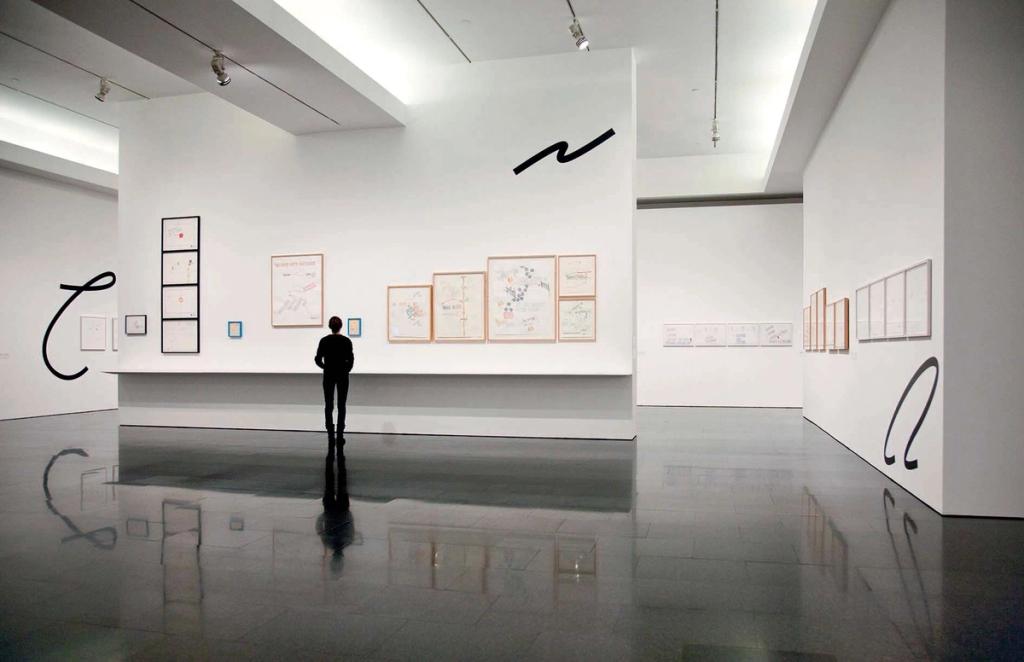 Белый фасад музея современного искусства MACBA с надписью на парапете, Барселона