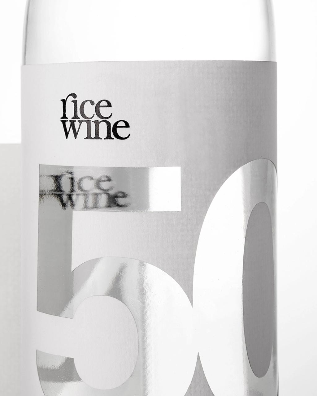 Крупный план этикетки Rice Wine с серебристой цифрой 50 и логотипом