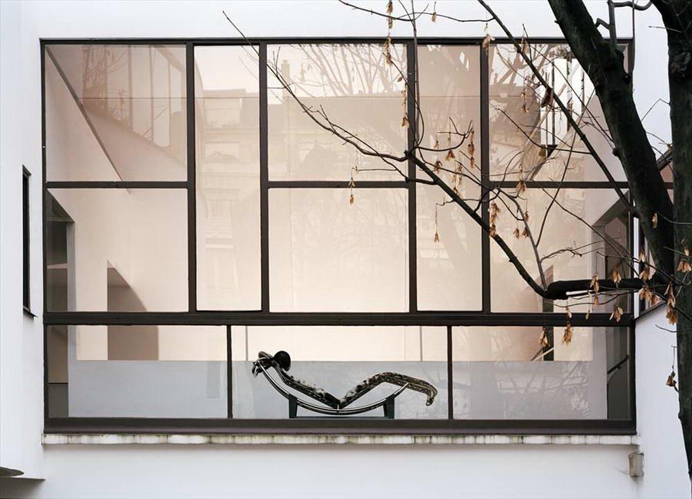 The glazed wall of Villa La Roche with an LC4 chaise longue inside