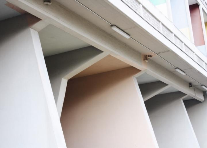 A close-up of the concrete pilotis and underside of the Berlin residential complex