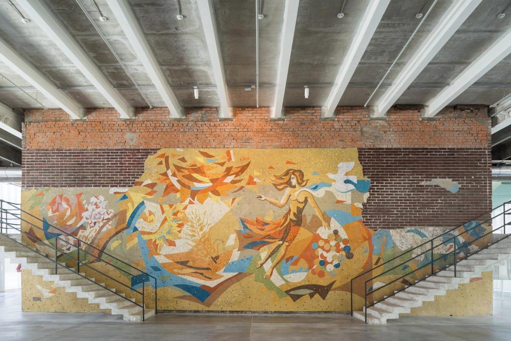 Сохранённое советское мозаичное панно с женской фигурой между двумя лестницами в музее Гараж
