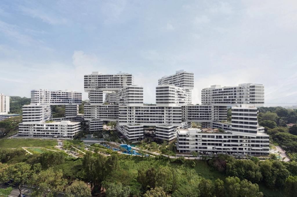 Жилой комплекс The Interlace в Сингапуре из перекрёстно уложенных шестиугольником жилых корпусов в зелени