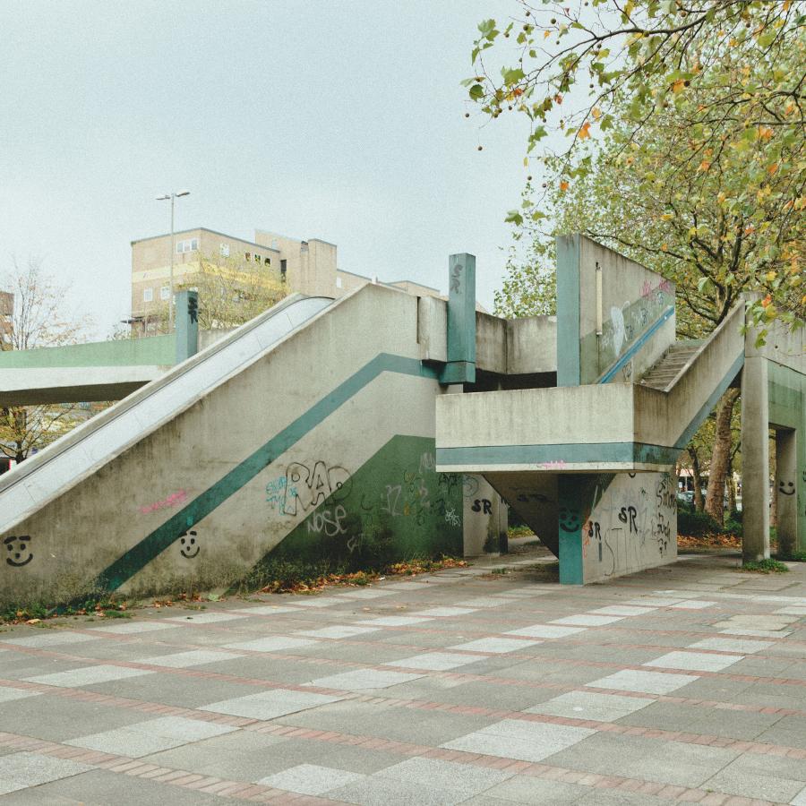 Бруталистская бетонная лестница с граффити на городской площади