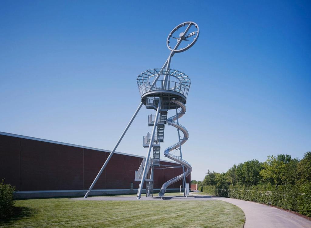 Башня-горка Vitra Slide Tower Карстена Хёллера: стальная смотровая башня со спиральной горкой