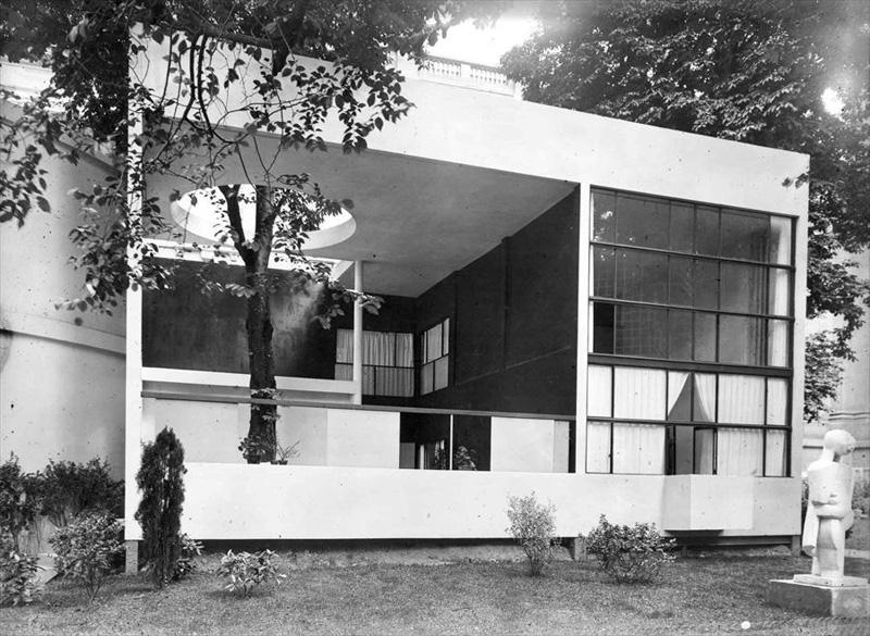 The Pavillon de l'Esprit Nouveau, an open volume with an aperture around a tree, archival photograph