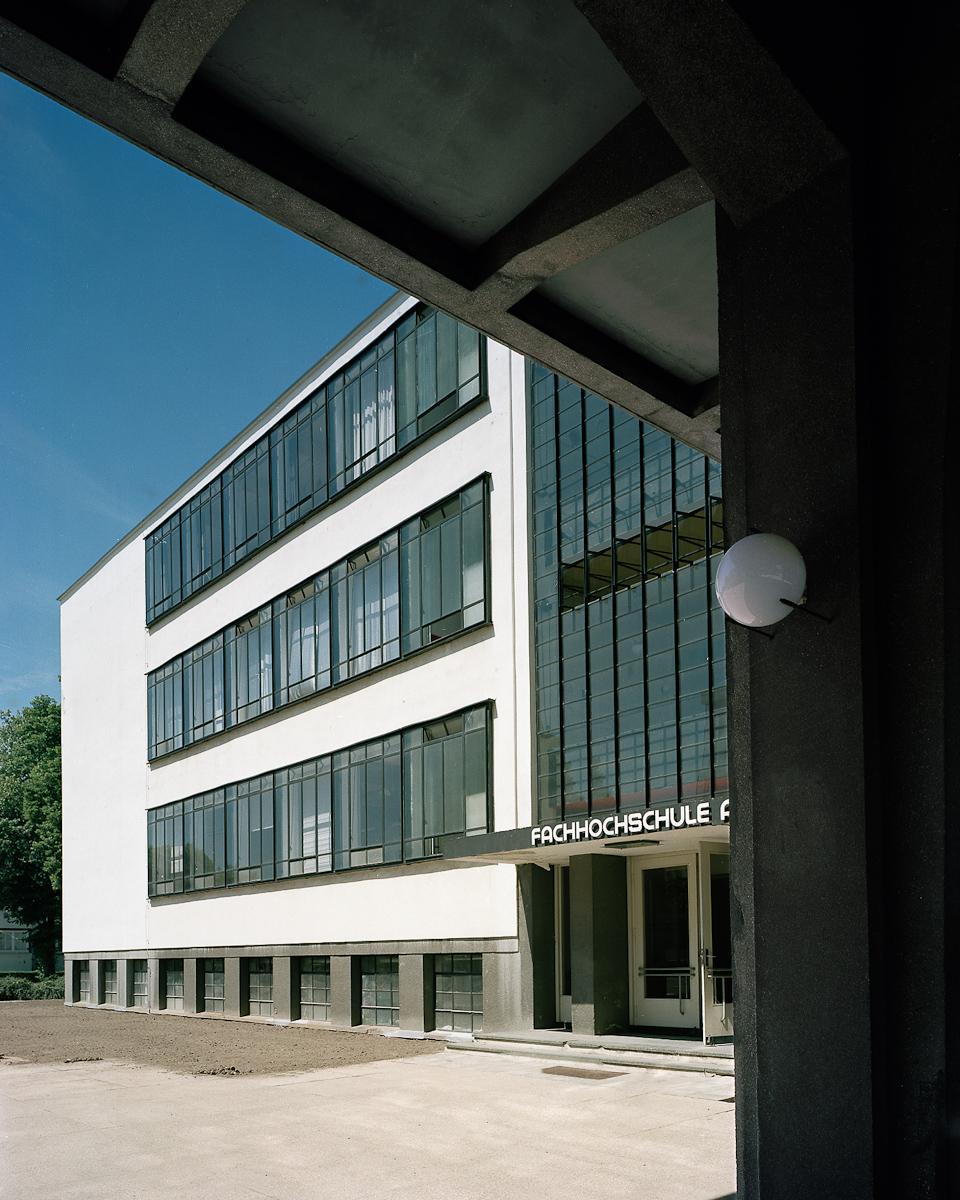 The white wing of the Bauhaus in Dessau with ribbon windows and a concrete canopy; the inscription reads Fachhochschule