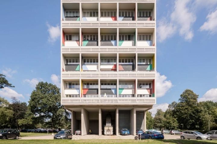 The end façade of the Berlin residential complex with multicoloured balconies and pilotis