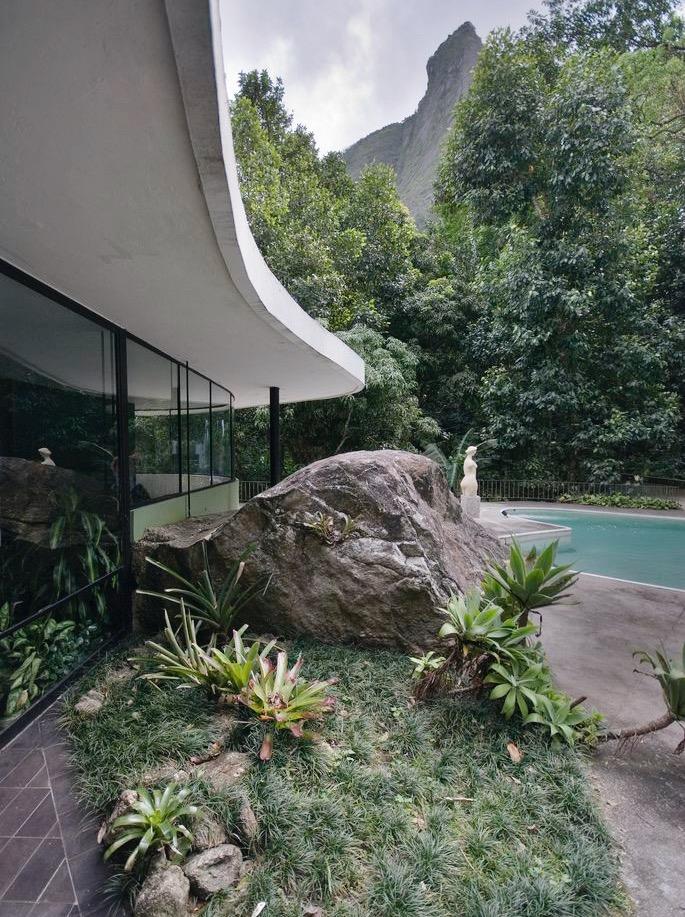 Casa das Canoas in Rio de Janeiro, a curved concrete roof over a boulder and swimming pool