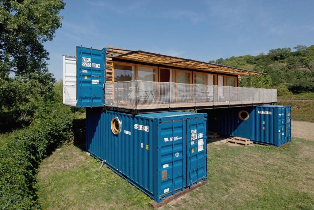 Дом из синих морских контейнеров Containhotel с деревянной надстройкой в поле, Чехия