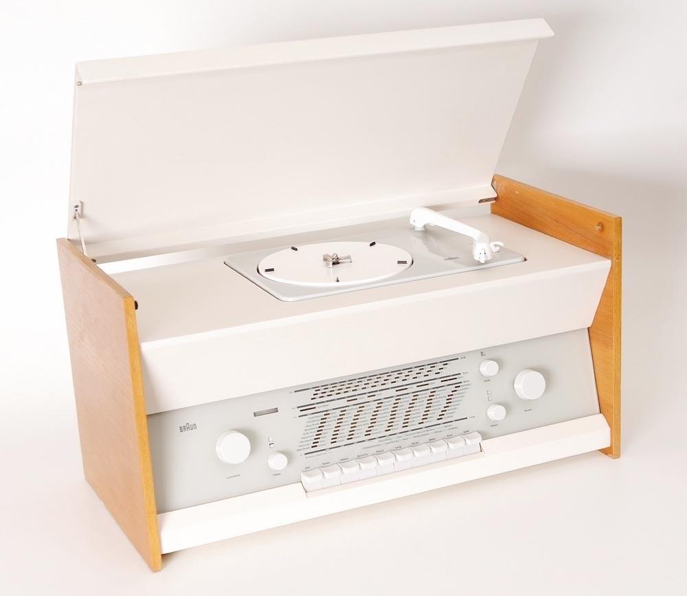 Braun Atelier 1 hi-fi system with a white front panel and wooden cabinet