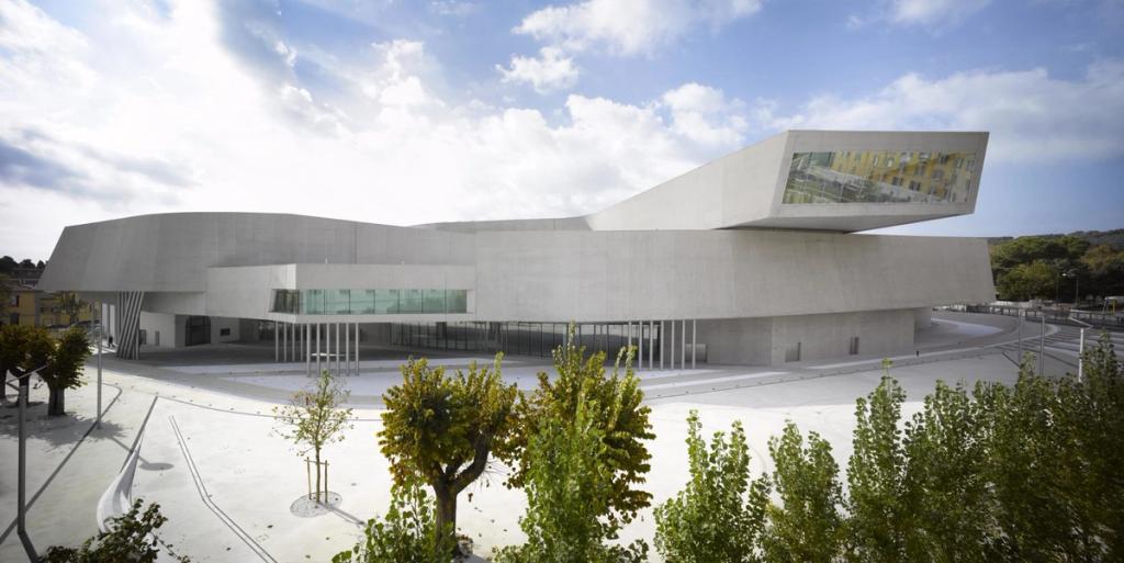 Белое текучее бетонное здание музея MAXXI в Риме с консольным остеклённым выступом
