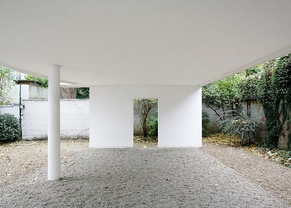 The open ground-floor space of Villa La Roche on slender columns