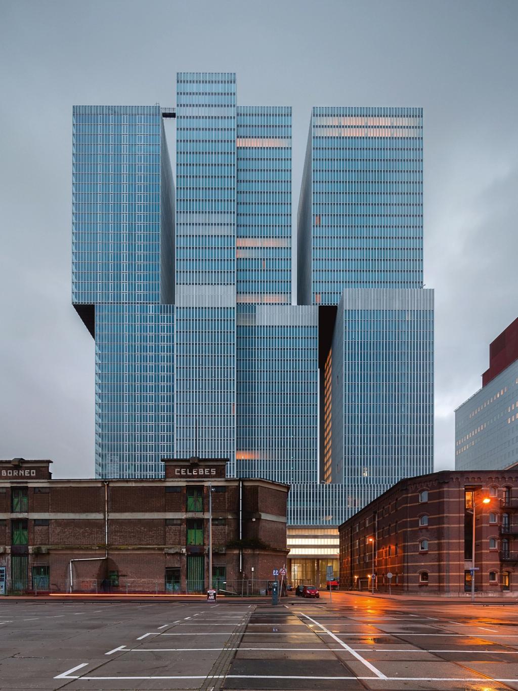 Кластер сдвинутых стеклянных башен комплекса De Rotterdam над кирпичными портовыми складами