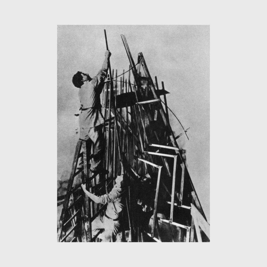 Татлин и его помощники сооружают модель памятника, 1920