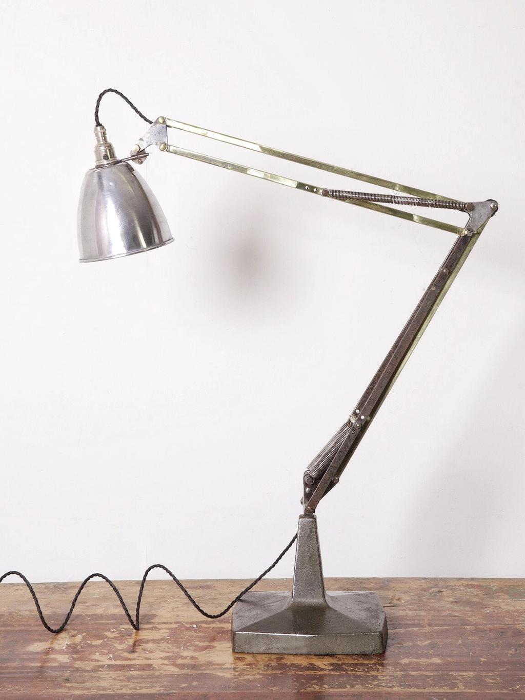 Винтажная настольная лампа Anglepoise с алюминиевым плафоном и хромированными пружинами на деревянном столе