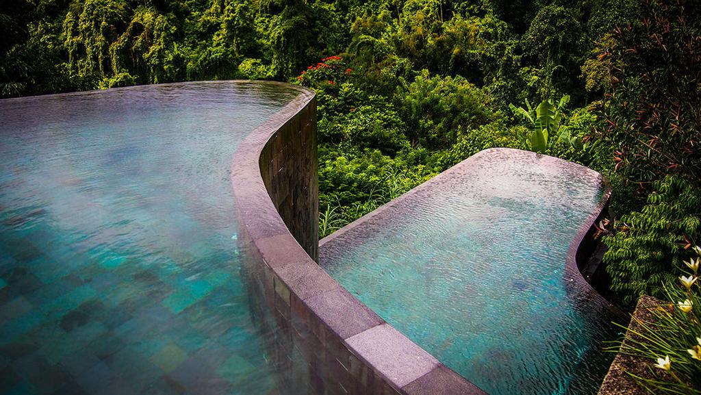 Бесконечный бассейн Ubud Hanging Gardens на Бали над зелёными джунглями