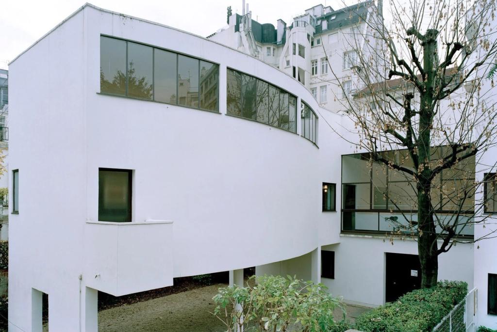 Villa La Roche in Paris, a curved white volume raised on pilotis