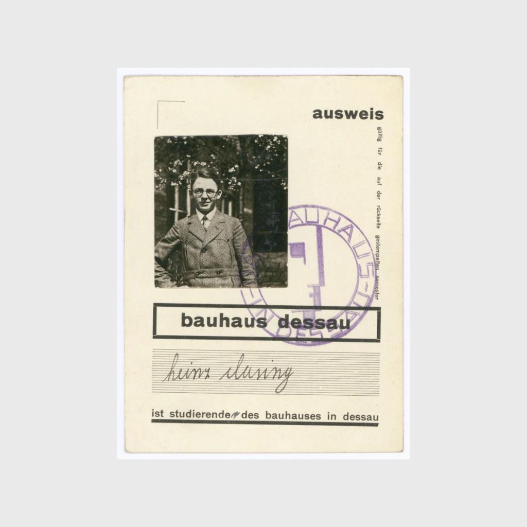 Студенческий билет Баухауза в Дессау с фотографией и фиолетовой печатью