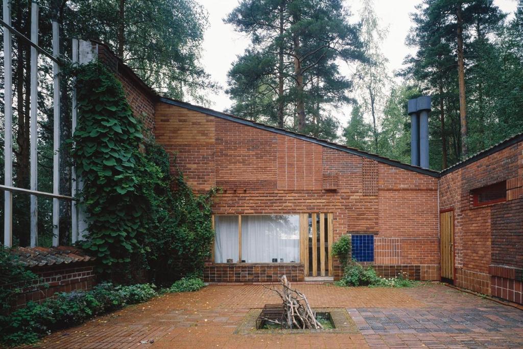 The brick courtyard of Aalto's house with varied bonding patterns on the walls