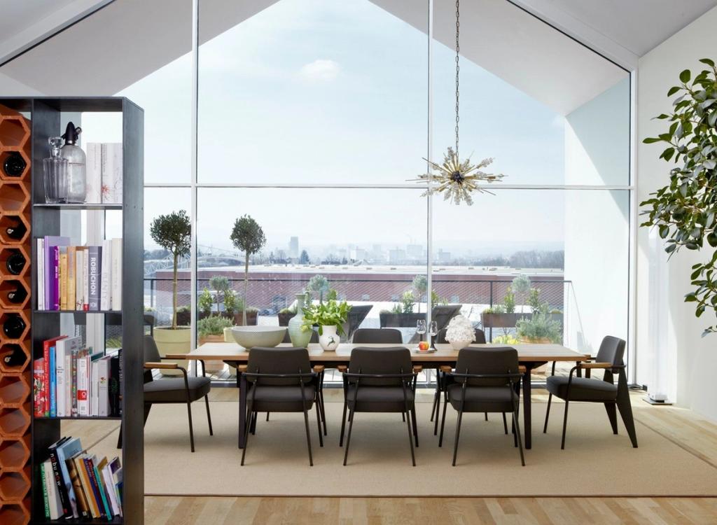Скамья Eames с разноцветными сиденьями у серой стены на деревянном полу в VitraHaus