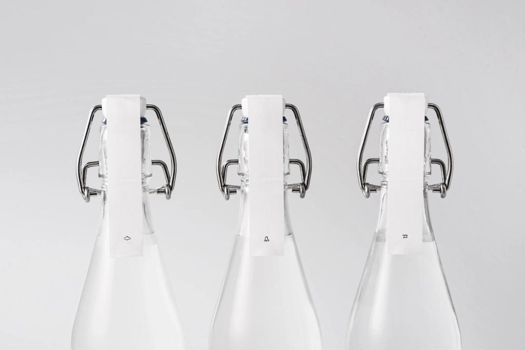 Горлышки трёх бутылок Rice Wine с металлическими бугельными пробками