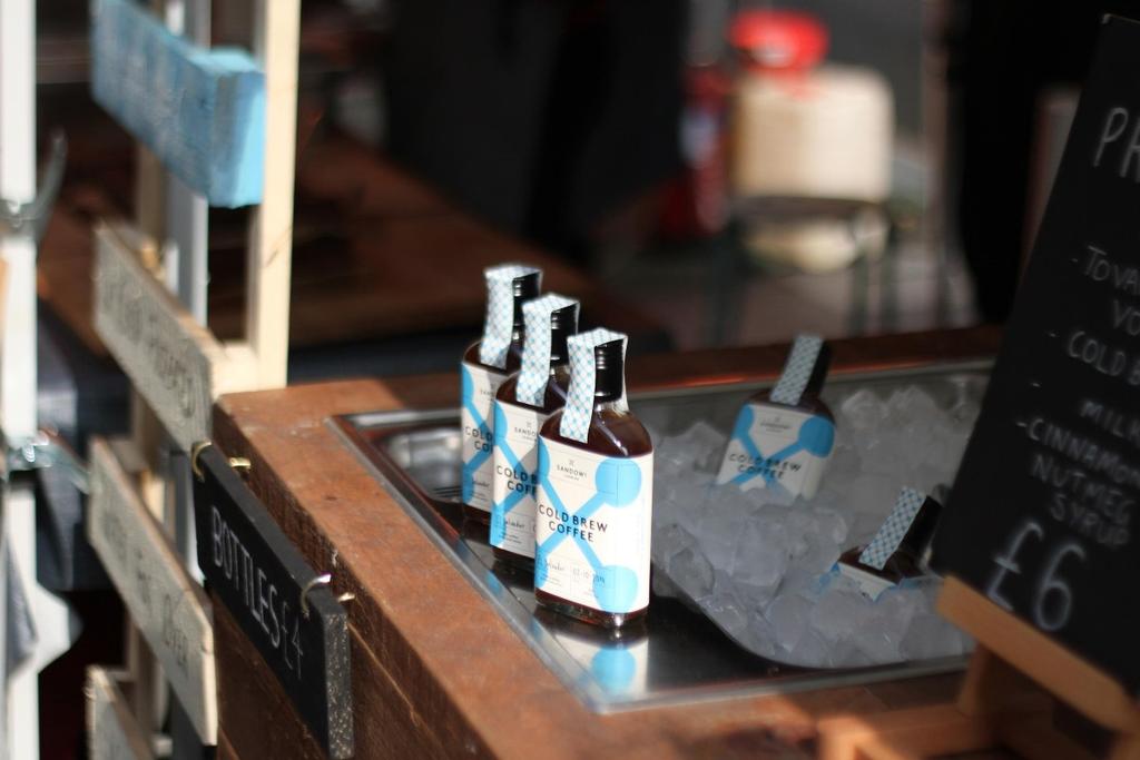 Бутылки кофе Sandows London на льду на торговом прилавке