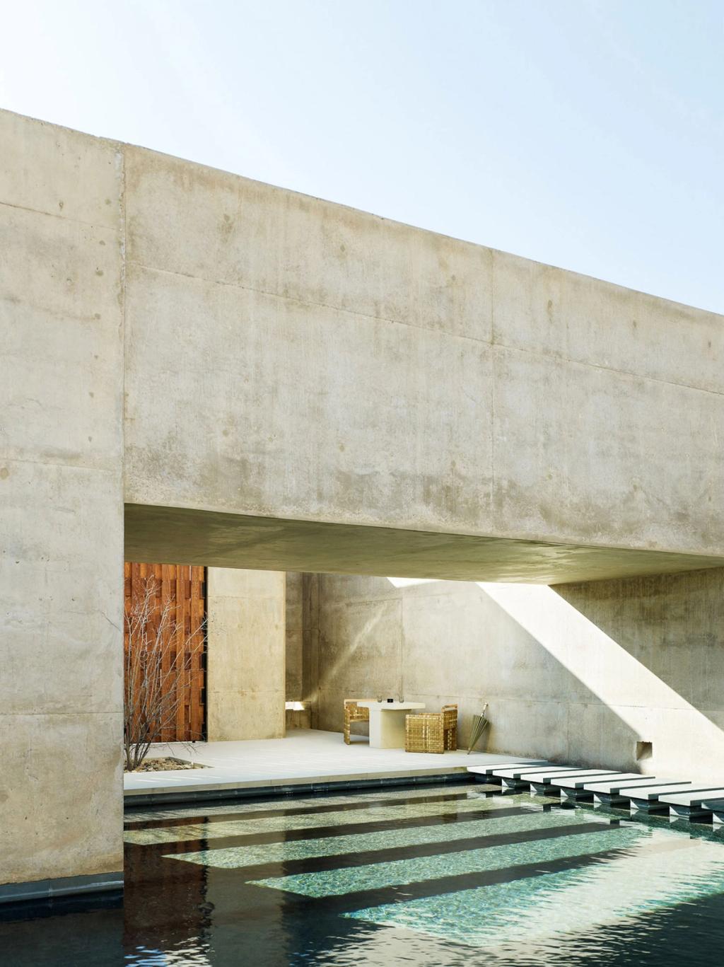 Concrete terraces with a plunge pool against the sandstone cliffs of the desert, Amangiri resort