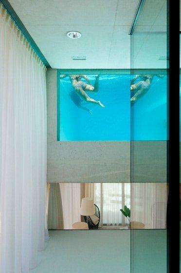 Подвесной бассейн Jellyfish House со стеклянным дном, вид из интерьера сквозь окно