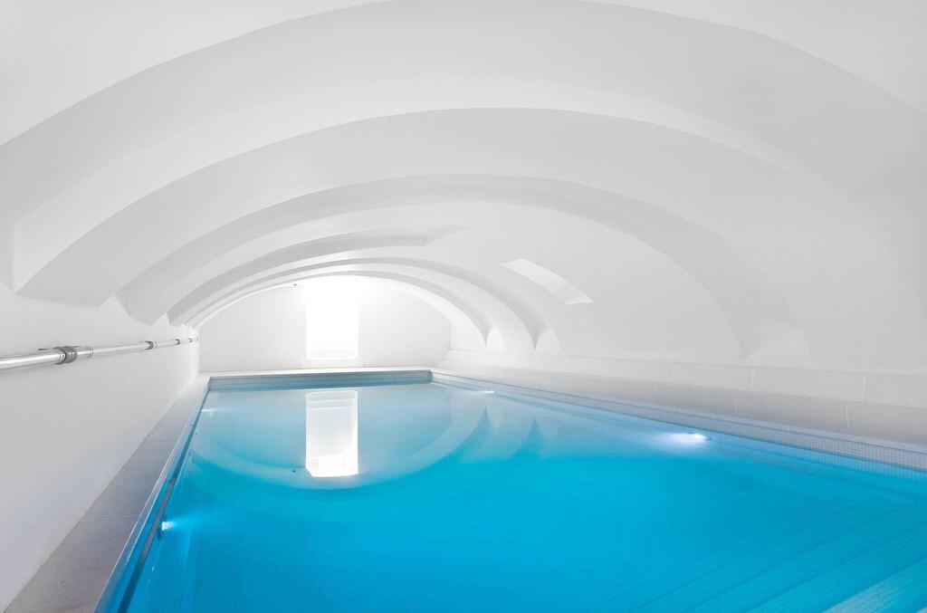 Белая ванная комната Hotel Zenden с прямоугольной ванной и двумя умывальниками