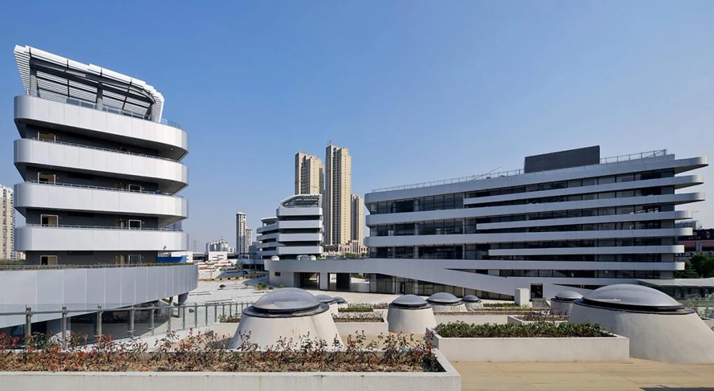 Liyuan School: white multi-storey blocks with curvilinear balconies set within a dense urban fabric