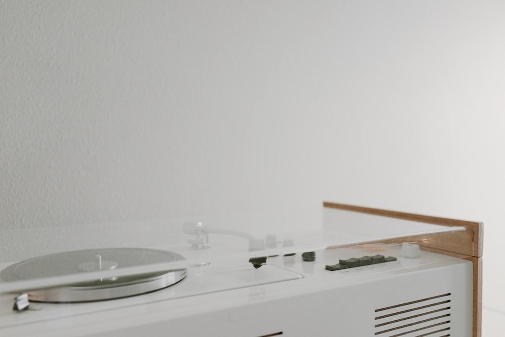 Close-up of the Braun SK55 top panel: the turntable and controls