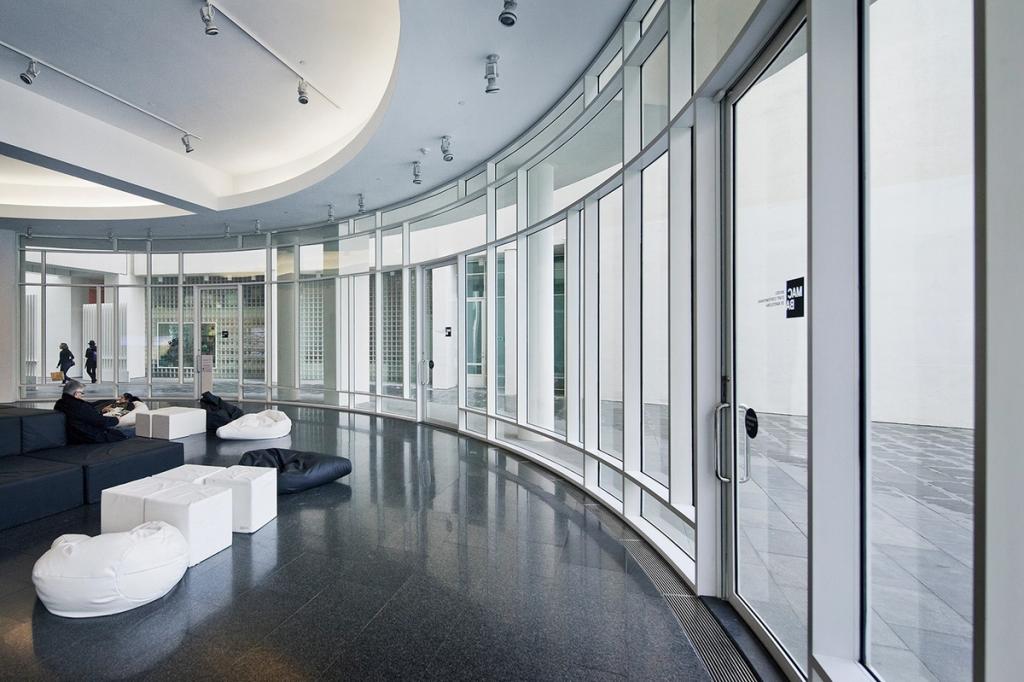 Стеклянно-белый фасад MACBA и площадь со скейтбордистами, Барселона