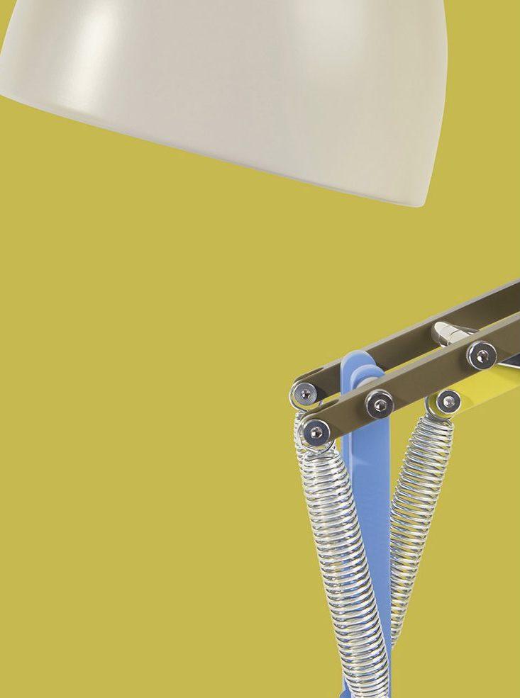 Деталь лампы Anglepoise Paul Smith с голубым корпусом и хромированными пружинами на жёлтом фоне