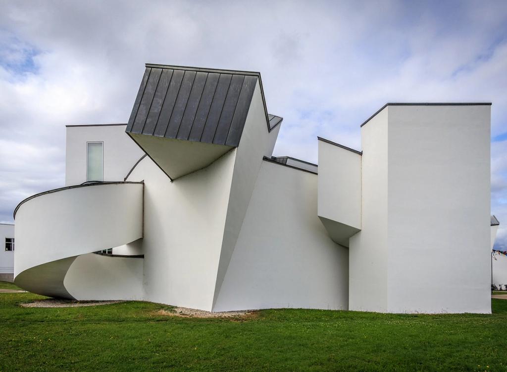 Скульптурные белые объёмы Музея дизайна Vitra Фрэнка Гери со спиральным пандусом