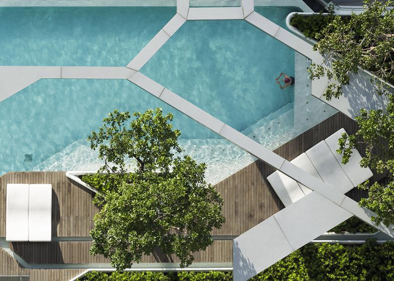 Бассейн The Pool at Pyne сверху с деревьями, деревянным настилом и шезлонгами