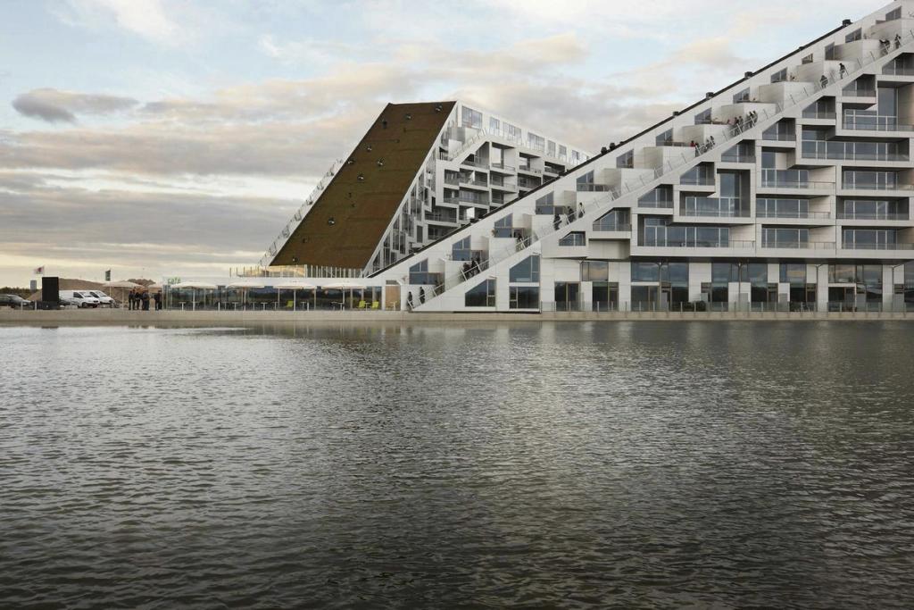 Жилой комплекс 8 House с озеленённой кровлей, отражающийся в воде