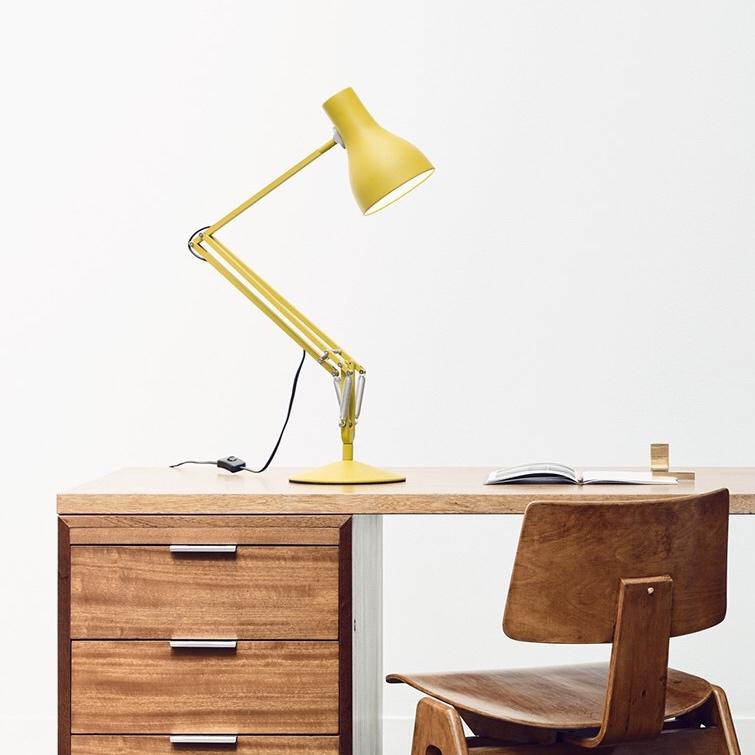Жёлтая лампа Anglepoise Type 75 на деревянном письменном столе с раскрытой книгой