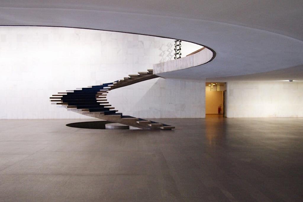 Interior of the Niterói Museum, with a spiral staircase in a light-filled hall