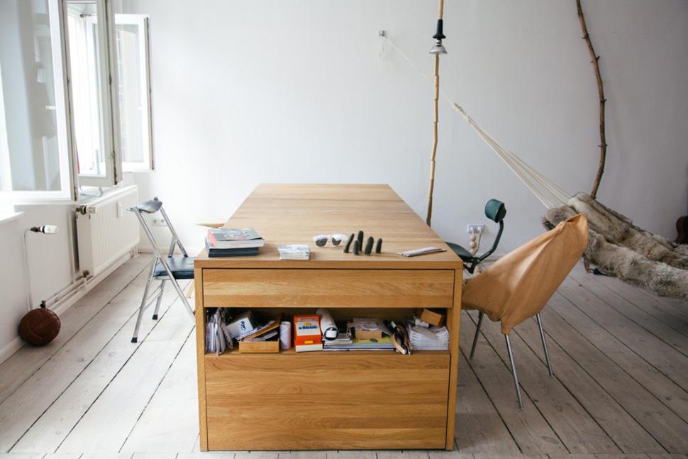 Деревянный стол-кровать The Workbed от BLESS в светлой комнате с гамаком