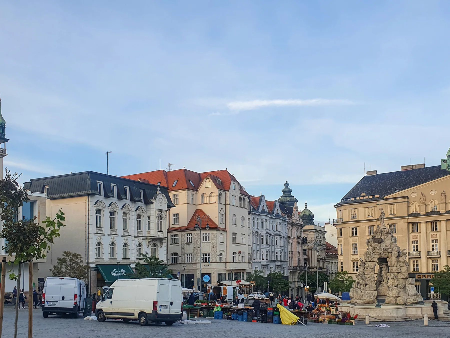 Ráno na Zelňáku: Město ještě před první kávou – titulní fotografie