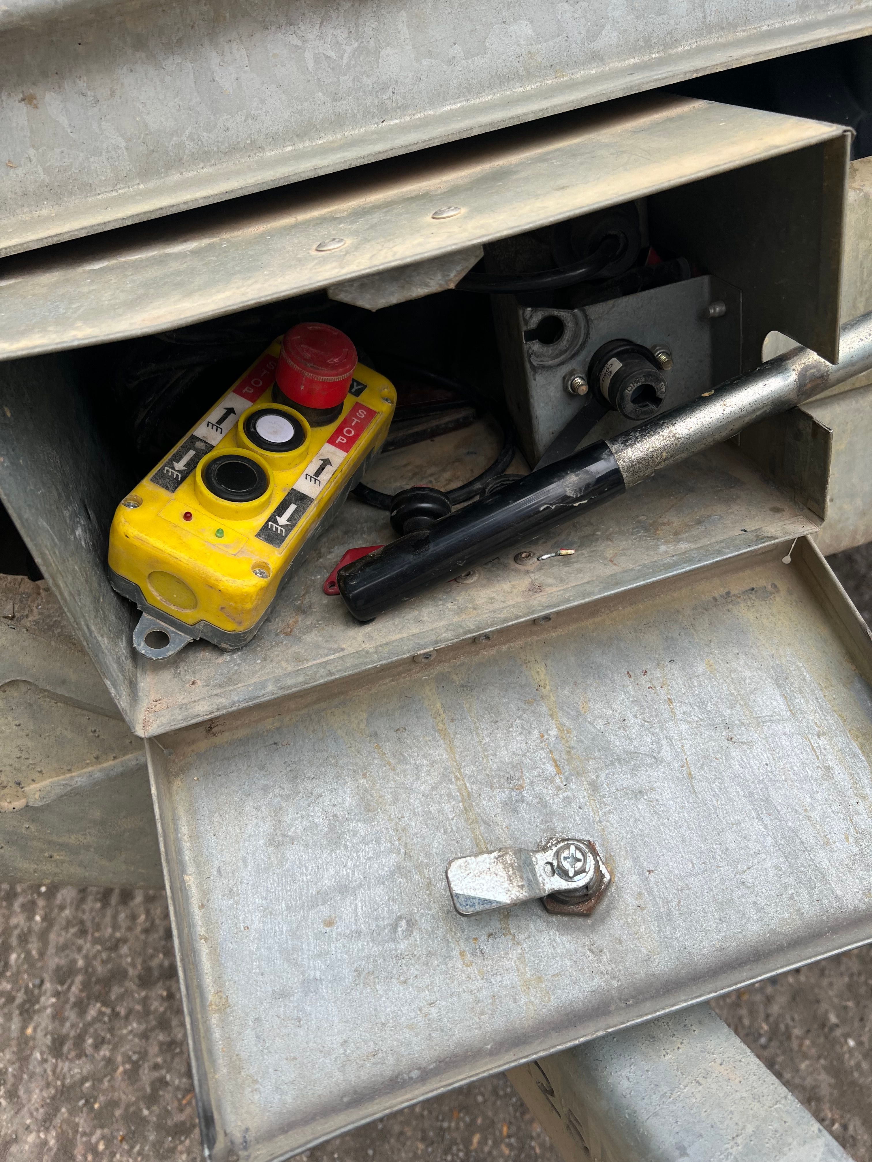 2023 - TT3017 - 10 X 5'6 ELECTRIC TIPPER