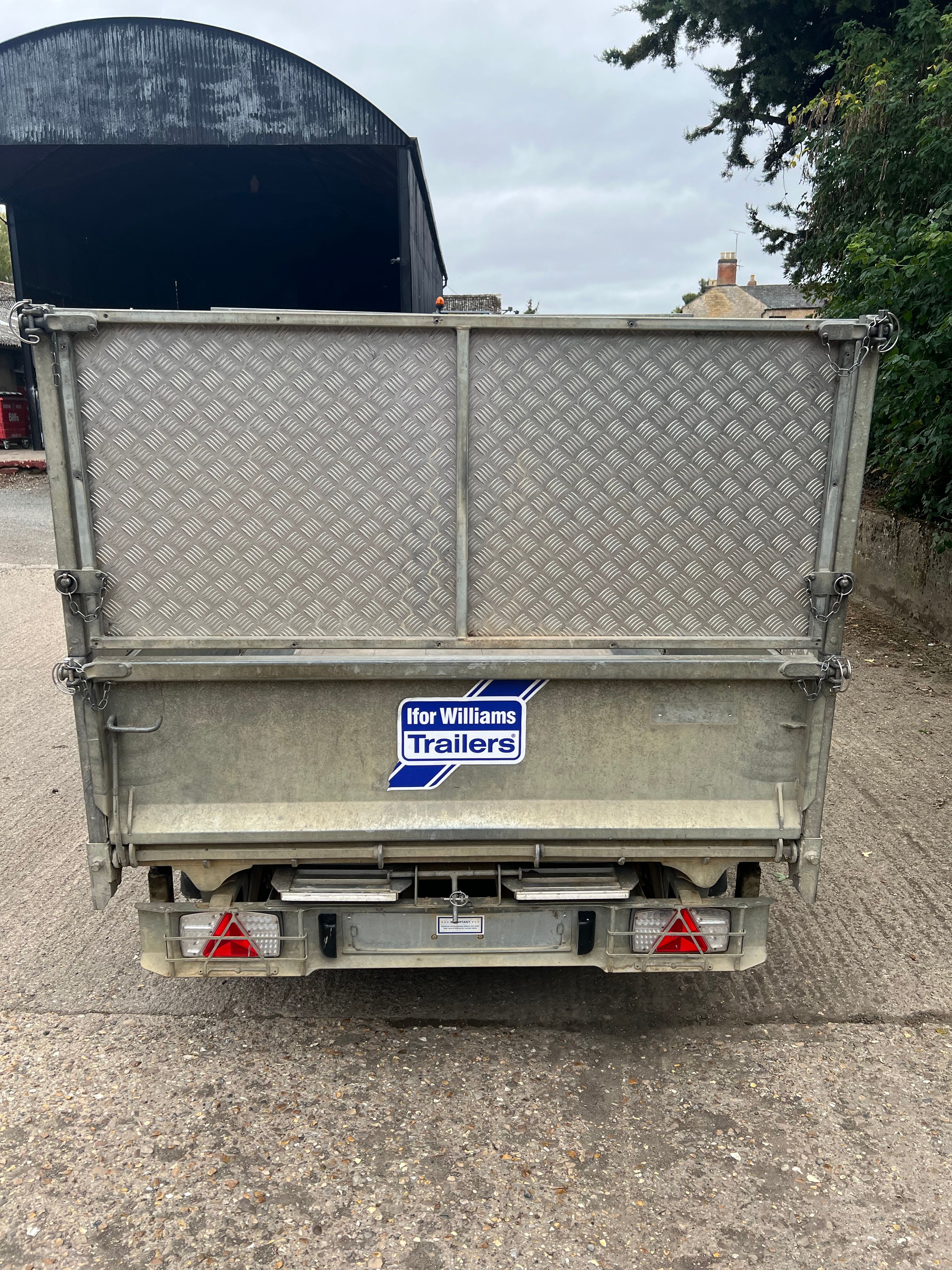 2023 - TT3017 - 10 X 5'6 ELECTRIC TIPPER