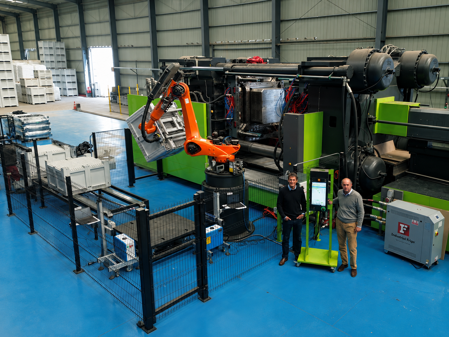 Interior de la planta de KD Pack en Paine: la inyectora y su brazo robótico en la línea de producción