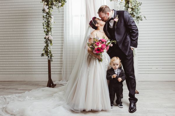 Candid vs. Posed Wedding Photos: Finding the Balance
