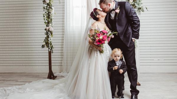 Candid vs. Posed Wedding Photos: Finding the Balance